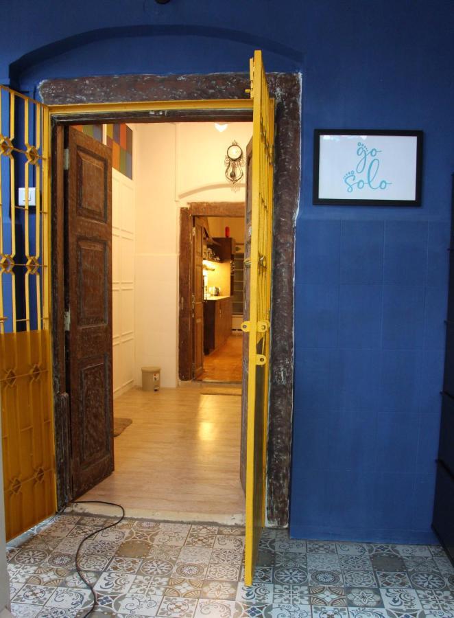 Gosolo Stays Bandra Hostel Mumbai Exterior foto