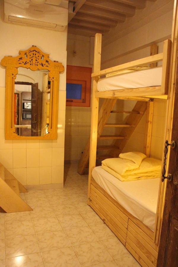 Gosolo Stays Bandra Hostel Mumbai Exterior foto