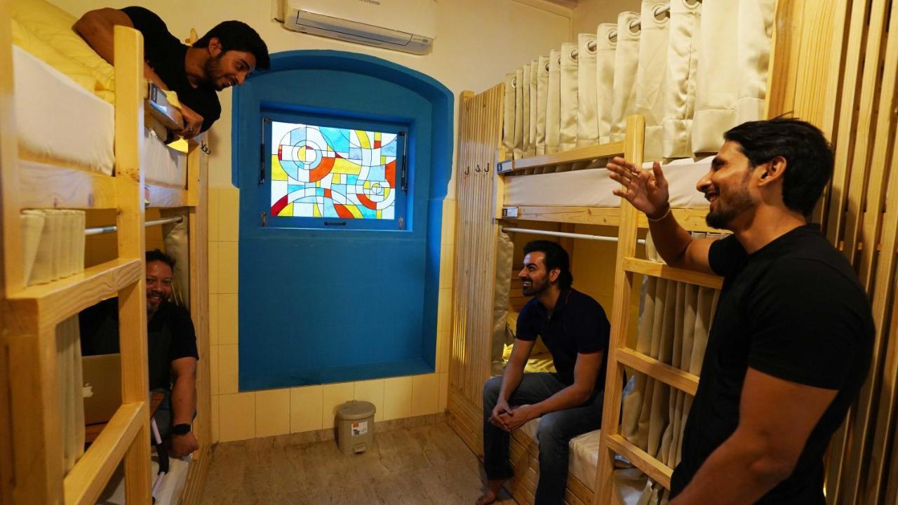 Gosolo Stays Bandra Hostel Mumbai Exterior foto