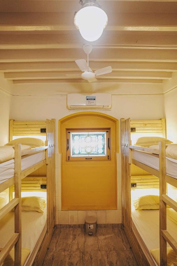 Gosolo Stays Bandra Hostel Mumbai Exterior foto