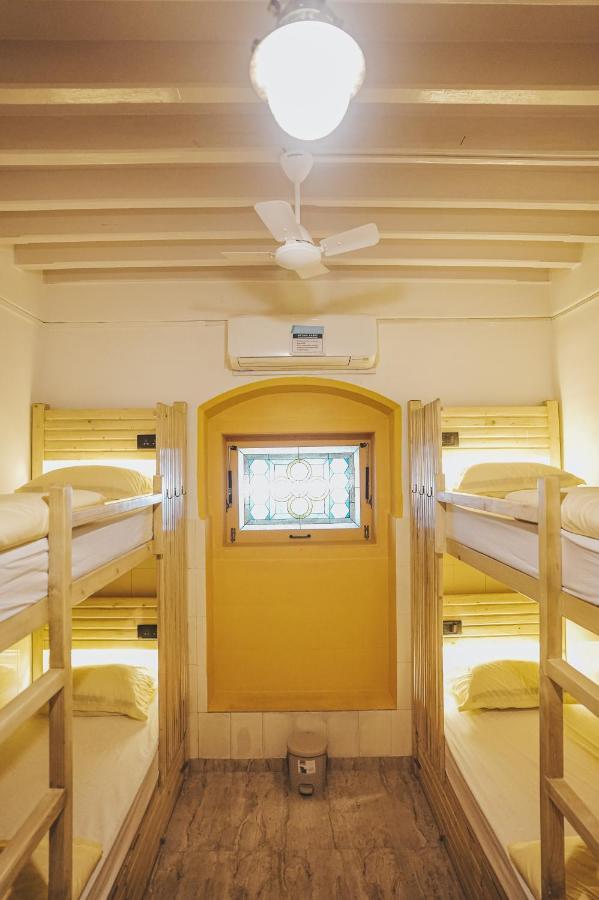 Gosolo Stays Bandra Hostel Mumbai Exterior foto